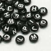 bokstavspärla-pärla-bokstav-svart-bokstavspärlor-bokstäver-plast-akryl.jpg
