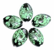Handgjord glaspärla svart/grön oval