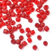 seedbeads-röda-frostade-4 mm-små glaspärlor.jpg