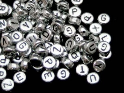 bokstavspärla-pärla-bokstav-silver-bokstavspärlor-bokstäver-plast-akryl.jpg