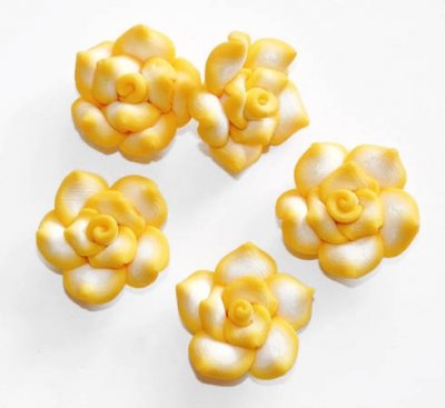 blomma-pärla-gul-fimo.jpg
