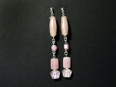 Långa örhängen av rosa glaspärlor