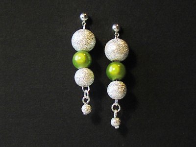 Örhängen med pärlor i silver och grönt